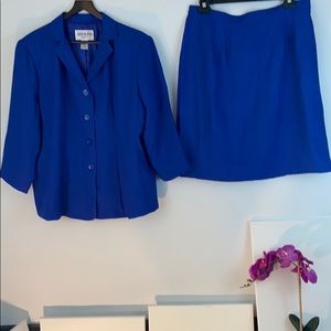 Adolfo Suits Women’s Blue Lined 2 pc Suit